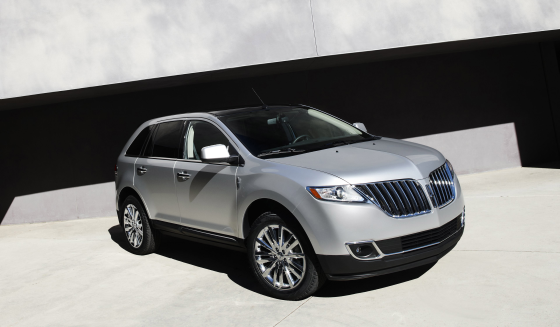 2011 Lincoln MKX: New, industry-exclusive technologies and engaging design featuring world-class craftsmanship and materials further elevate the 2011 Lincoln MKX midsize luxury crossover (Image: Ford)