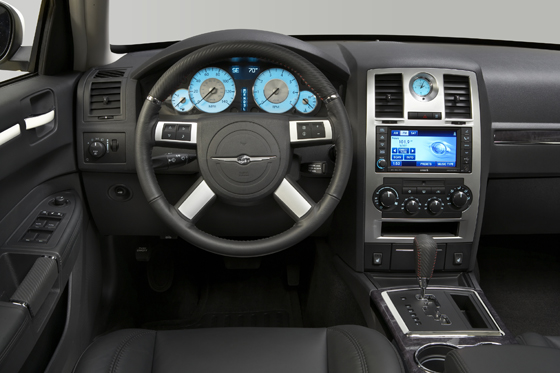 Cockpit of the 2010 Chrysler 300 S (image: Chrysler)
