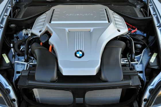 A specifically designed hybrid engine cover, finally, marks a clear difference versus the power unit in the BMW X6 xDrive50i. (Image: BMW)